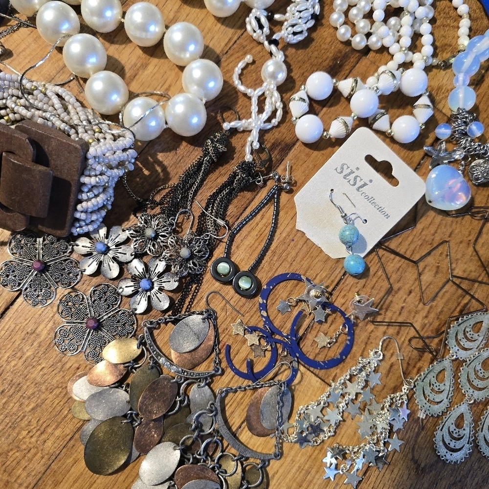 Vintage To Now Jewelry Lot Costume Estate Find Needs Cleaned. Mixed - Picture 11 of 13